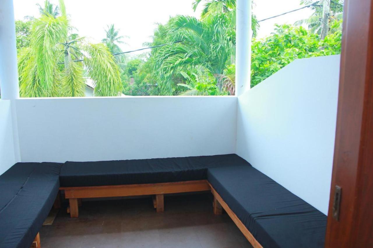 Hari Hari Hostel Weligama Bagian luar foto