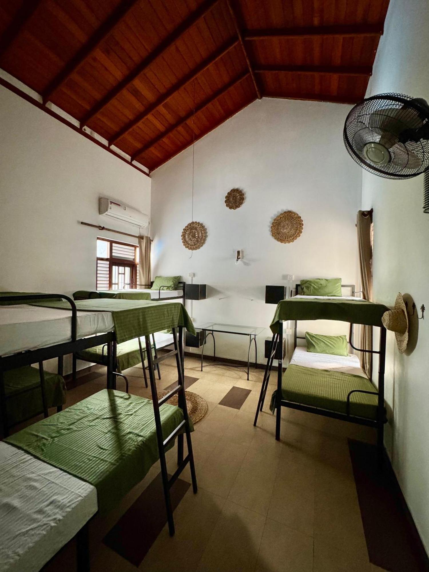 Hari Hari Hostel Weligama Bagian luar foto