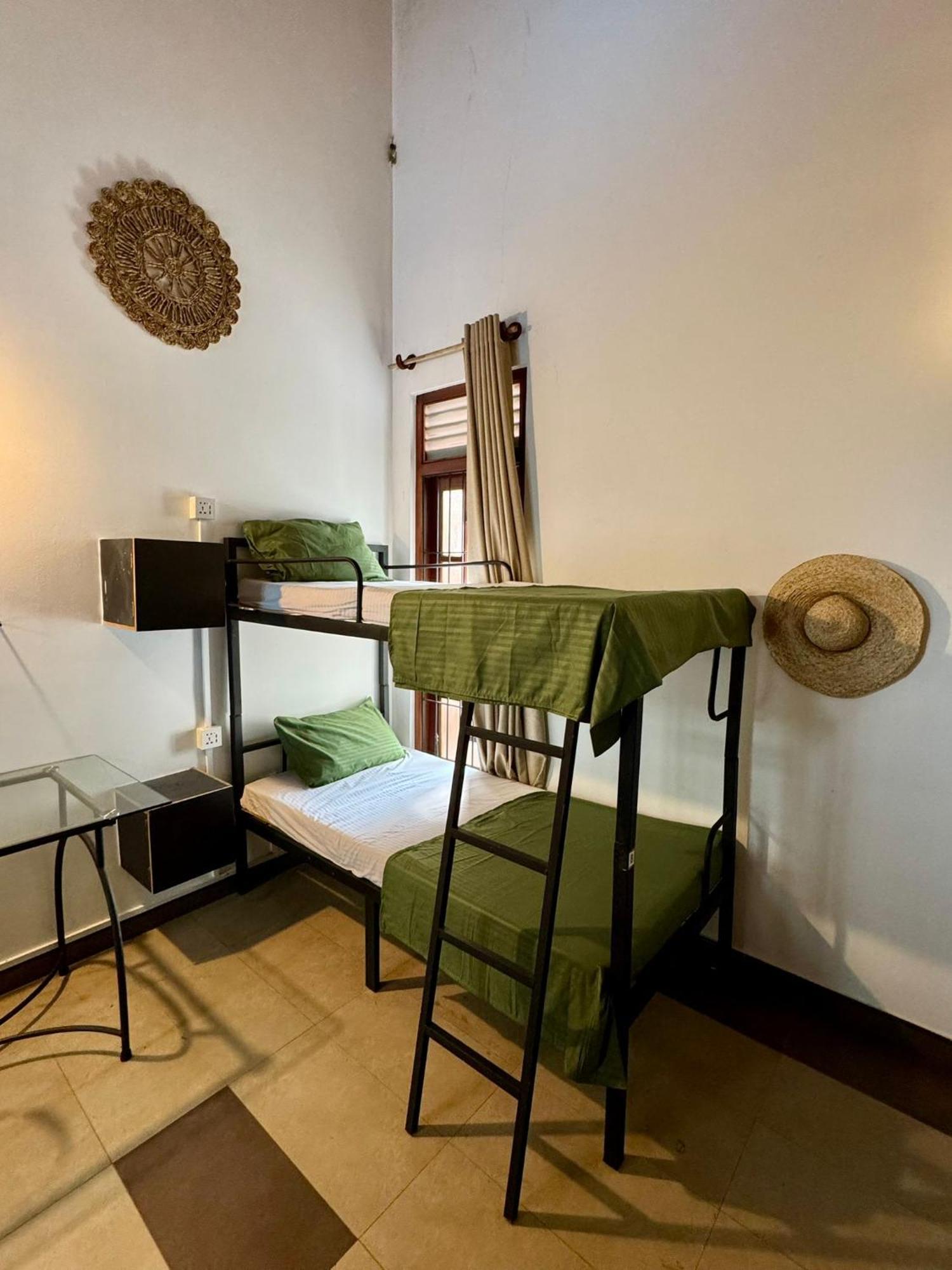 Hari Hari Hostel Weligama Bagian luar foto