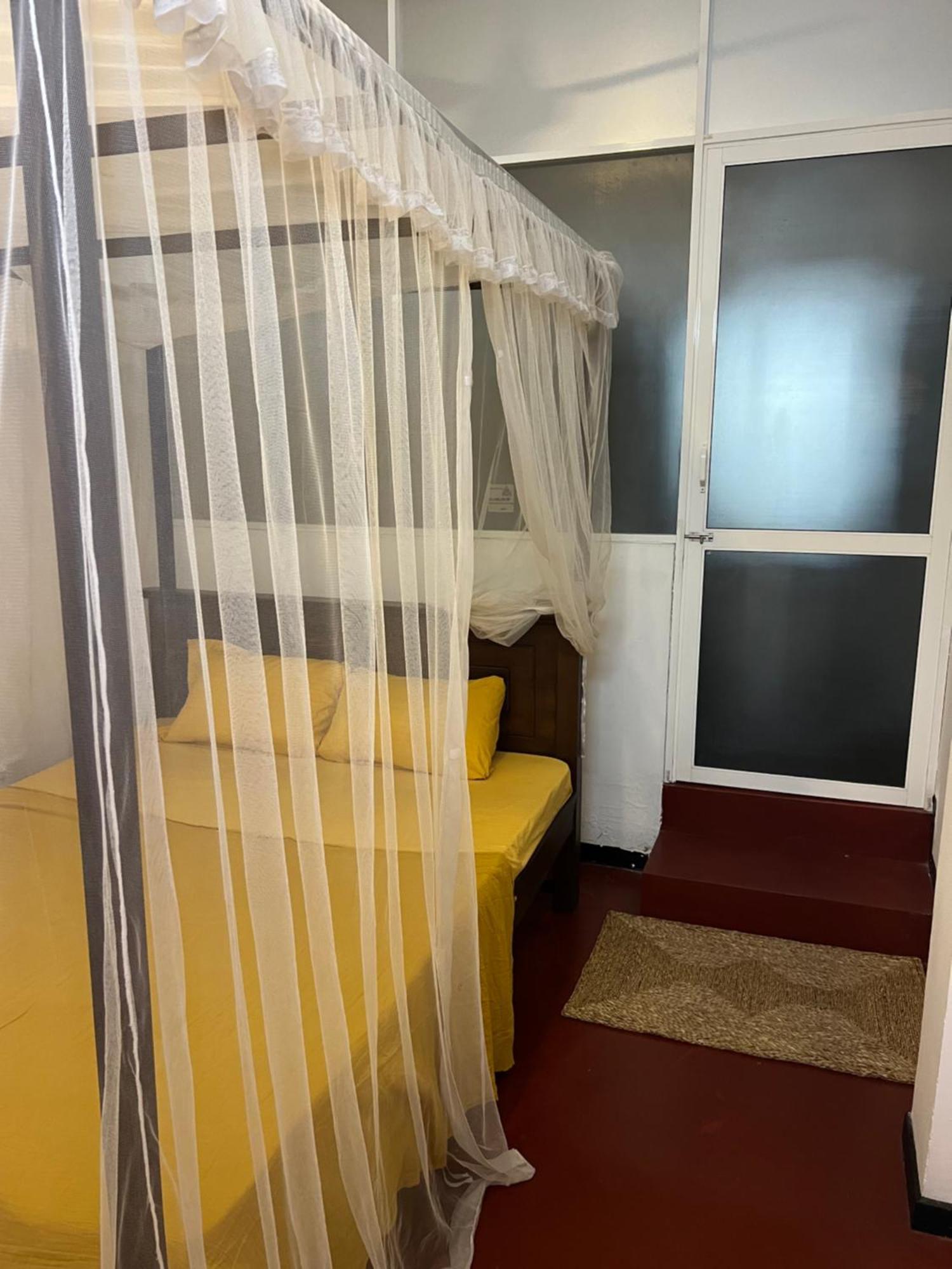 Hari Hari Hostel Weligama Bagian luar foto